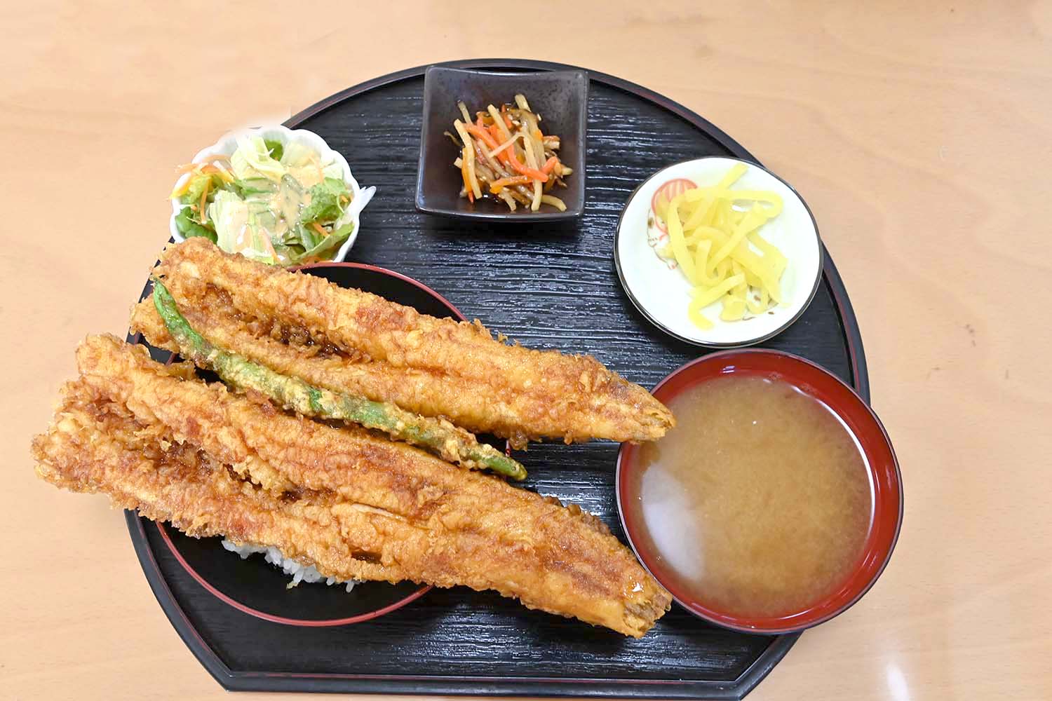 「かもめ食堂」の穴子丼