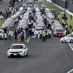 【画像】集まったタイプＲで「TYPE R」のクルマ文字！　鈴鹿で初開催の「Honda All Type R World Meeting 2026 in Suzuka」が圧巻だった 〜 画像155