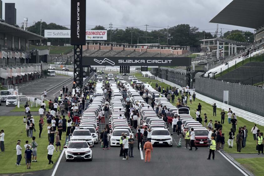 集まったタイプＲで「TYPE R」のクルマ文字！　鈴鹿で初開催の「Honda All Type R World Meeting 2026 in Suzuka」が圧巻だった