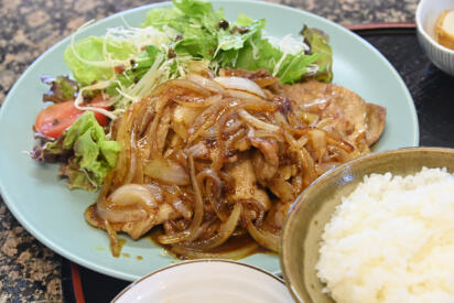 なぜ巨大パチンコ店の駐車場に!? 　茨城・牛久の「看板が見えない食堂」が提供する奇跡の定食に悶絶【Ｐ専食堂】
