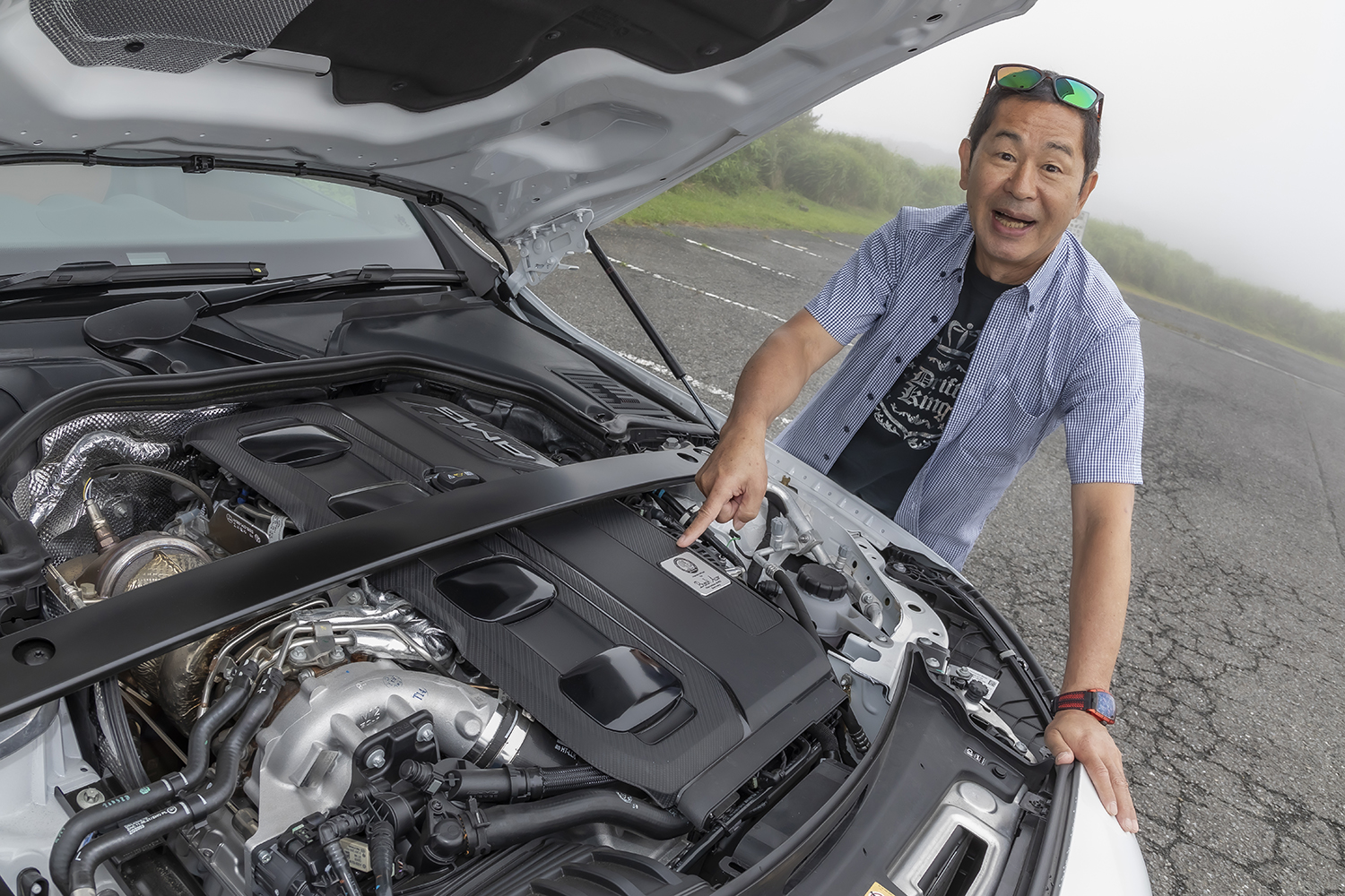 メルセデスAMG C 43 4MATICのエンジンと土屋圭市さん
