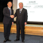 【画像】豊田章男社長と鈴木 修会長の握手から生まれた「アーバンクルーザー群」！　日本人の知らないトヨタ×スズキの３モデル 〜 画像4