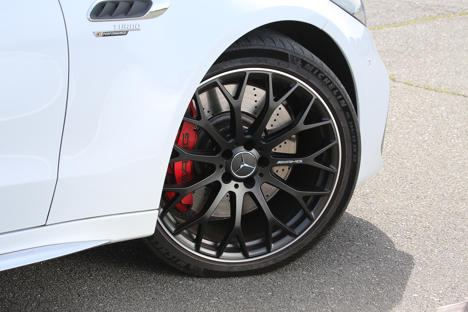 メルセデスAMG C 63 S Eパフォーマンスのタイヤとホイール