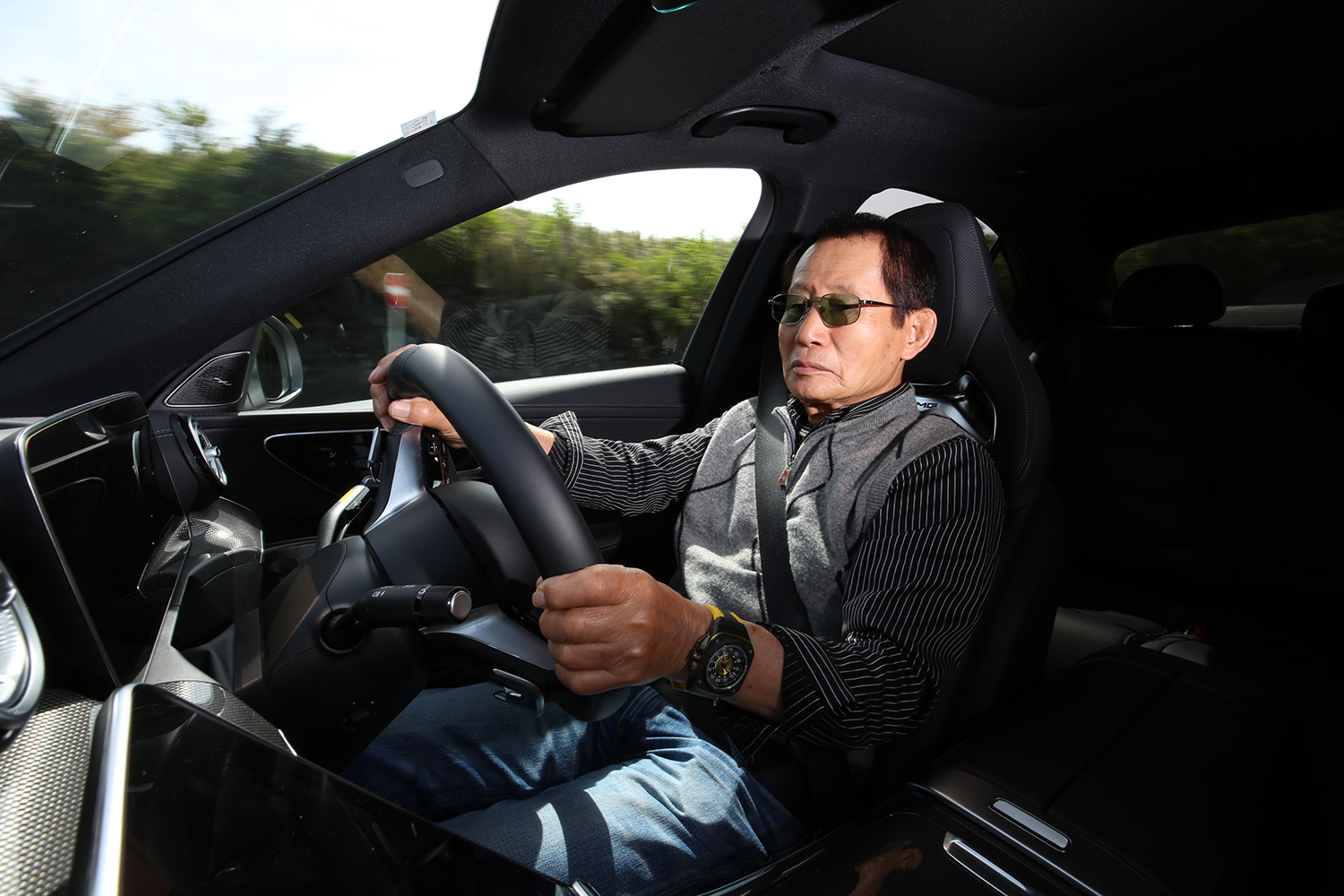 メルセデスAMG C 63 S Eパフォーマンスを運転する黒沢元治さん