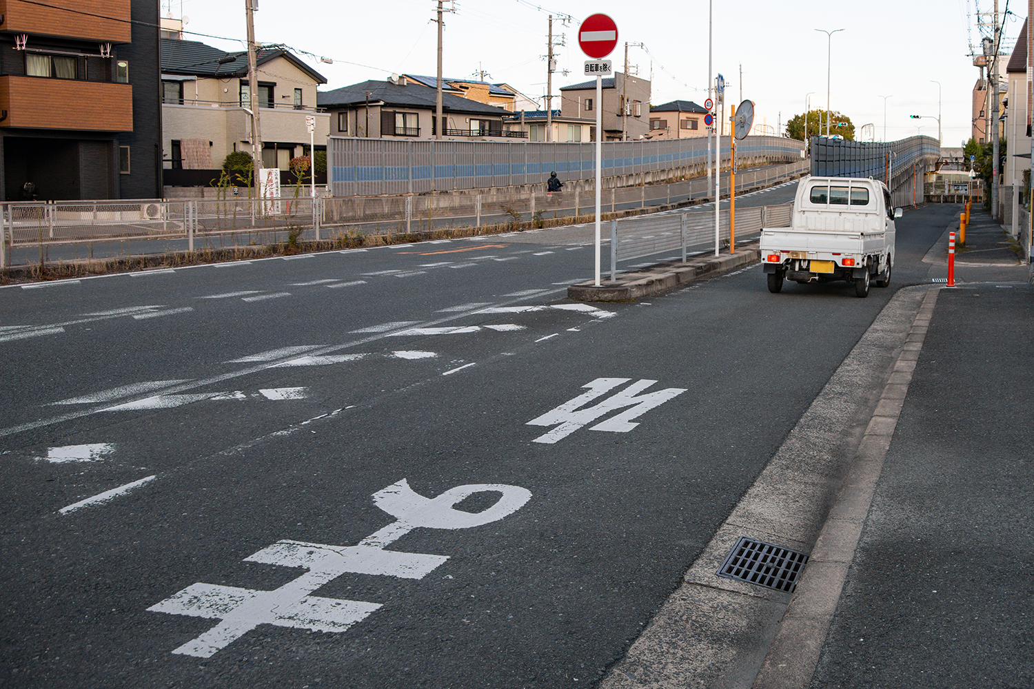 一方通行を逆走する車両