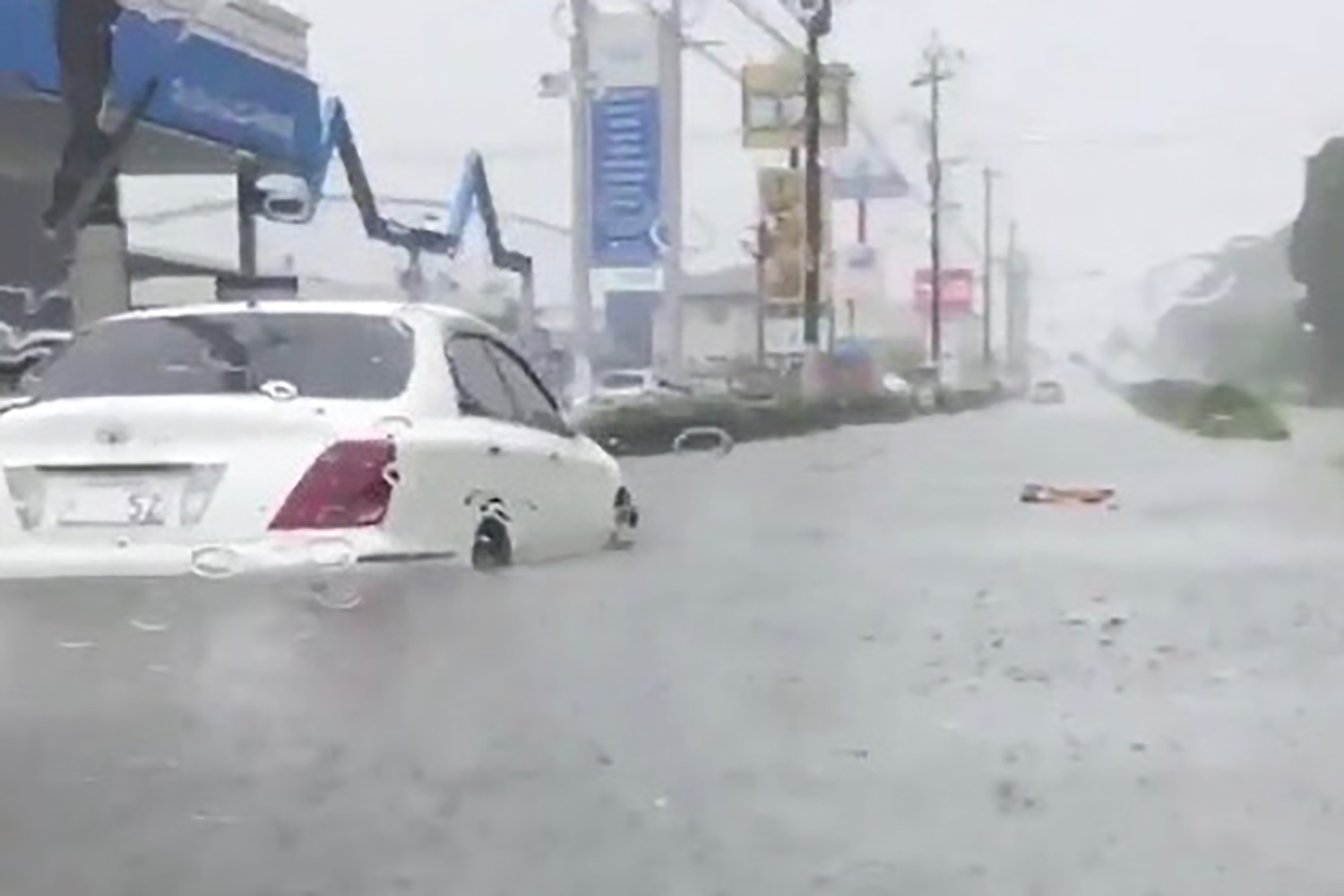 冠水路に突っ込んだ車両