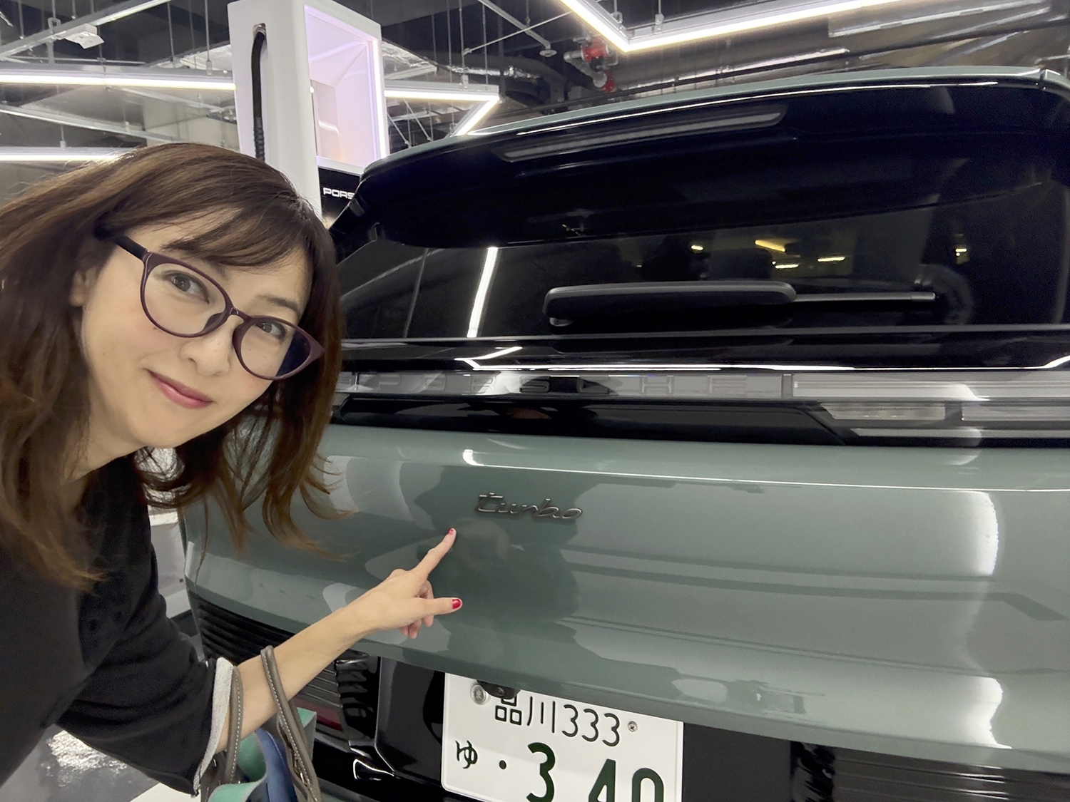ポルシェ・カイエンターボエレクトリックと吉田由美さん