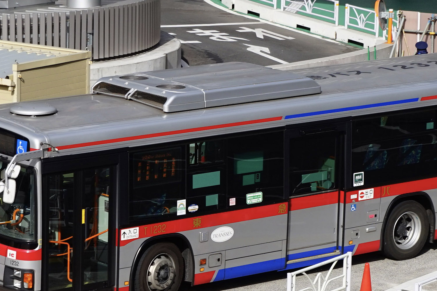 路線バスのドアが前後で違う理由 〜 画像3