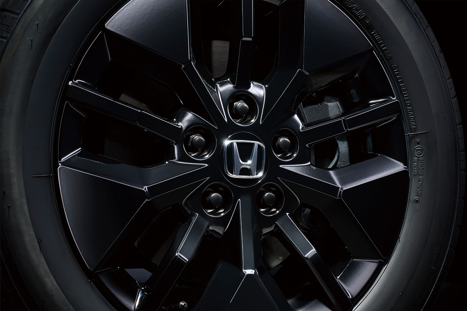 ホンダ・ステップワゴン e:HEV SPADA BLACK EDITION ベルリナブラックホイール