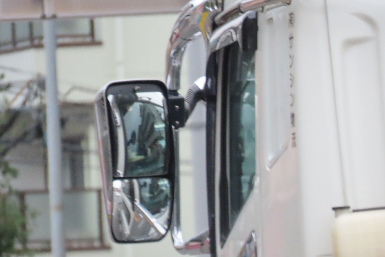 大型トラックのミラーがもつ左折時の巻き込み事故を防ぐ重要な役割