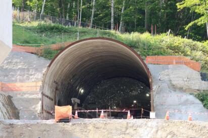 湧き水の激しさにウェットスーツで掘った！　日本の道路「難工事トンネル」３本の舞台裏
