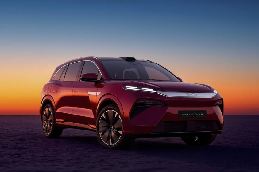 たった９分で充電満タンの衝撃！　BYDが爆速「フラッシュ充電」を搭載したSUV「ATTO 8」を世界初公開