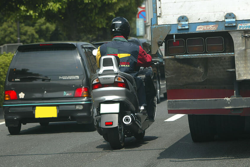 「命がいらないのか」大型トラック運転手が原付のすり抜けに本音。相まみえないライダーの言い分は？