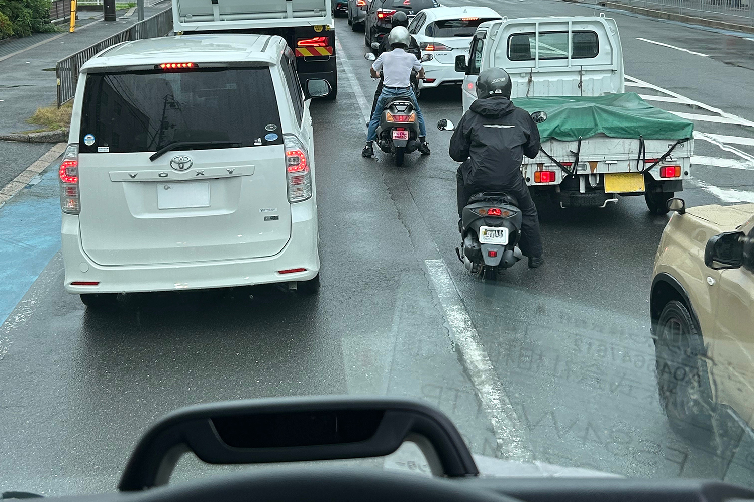 信号待ちをする原付バイク
