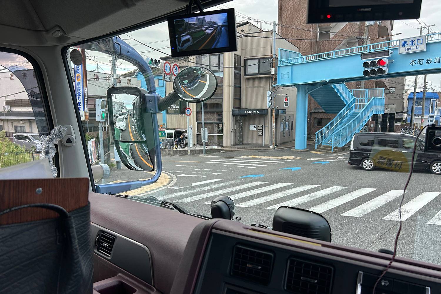 大型トラックの横をすり抜けるバイクに悩むトラックドライバー 〜 画像4