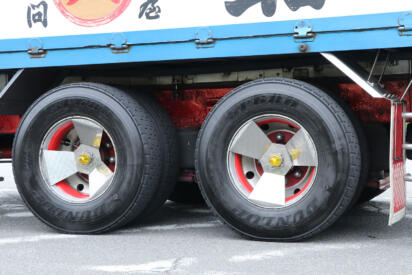 荷室洗浄に荷下ろしにと大活躍！　プロのトラック運転手が使いこなす「エアサス」の意外な裏ワザ