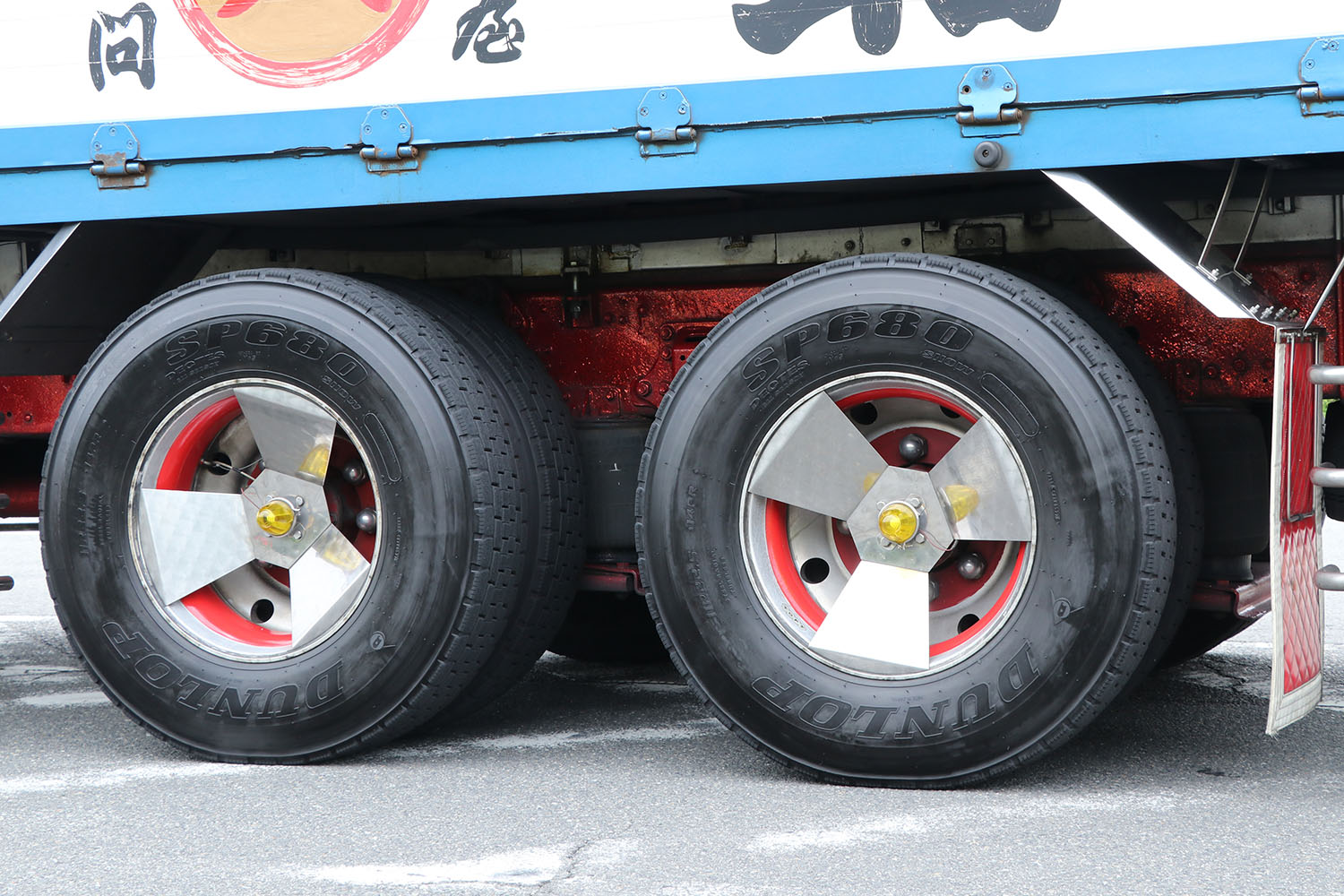 接触対策から荷下ろしまであるトラックのエアサス活用術