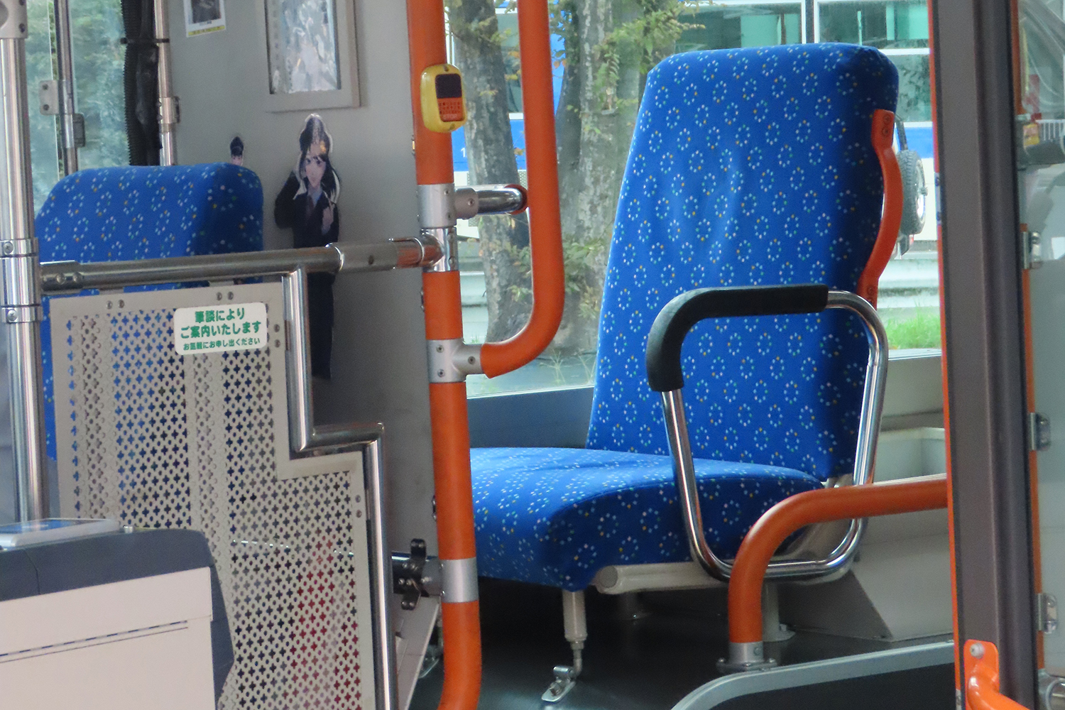 運転席の真後ろの席