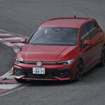 【画像】【試乗】安定して速い「R」と軽快さが光る「GTI」。同じゴルフでも“まるで別物”なハイパフォーマンス2台をサーキットで比較 〜 画像54