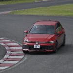 【画像】【試乗】安定して速い「R」と軽快さが光る「GTI」。同じゴルフでも“まるで別物”なハイパフォーマンス2台をサーキットで比較 〜 画像55