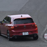 【画像】【試乗】安定して速い「R」と軽快さが光る「GTI」。同じゴルフでも“まるで別物”なハイパフォーマンス2台をサーキットで比較 〜 画像58