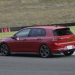 【画像】【試乗】安定して速い「R」と軽快さが光る「GTI」。同じゴルフでも“まるで別物”なハイパフォーマンス2台をサーキットで比較 〜 画像60