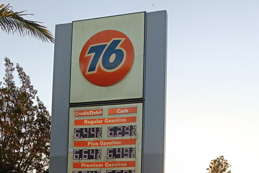日本が可愛く見えるリッター271円の衝撃！　アメリカで異常なガソリン高でも「EVがバカ売れしない」理由