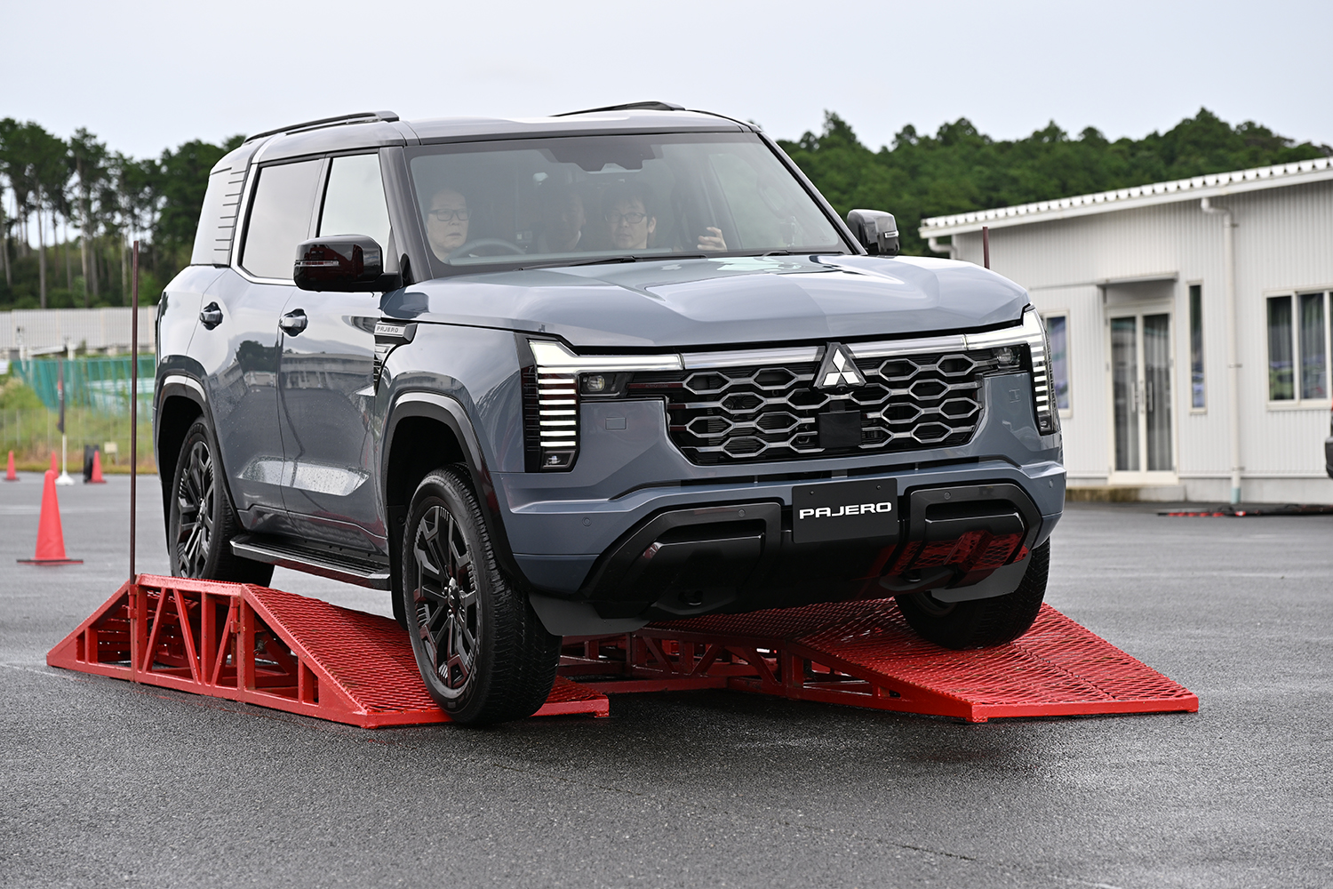 新型三菱パジェロ モーグル走行