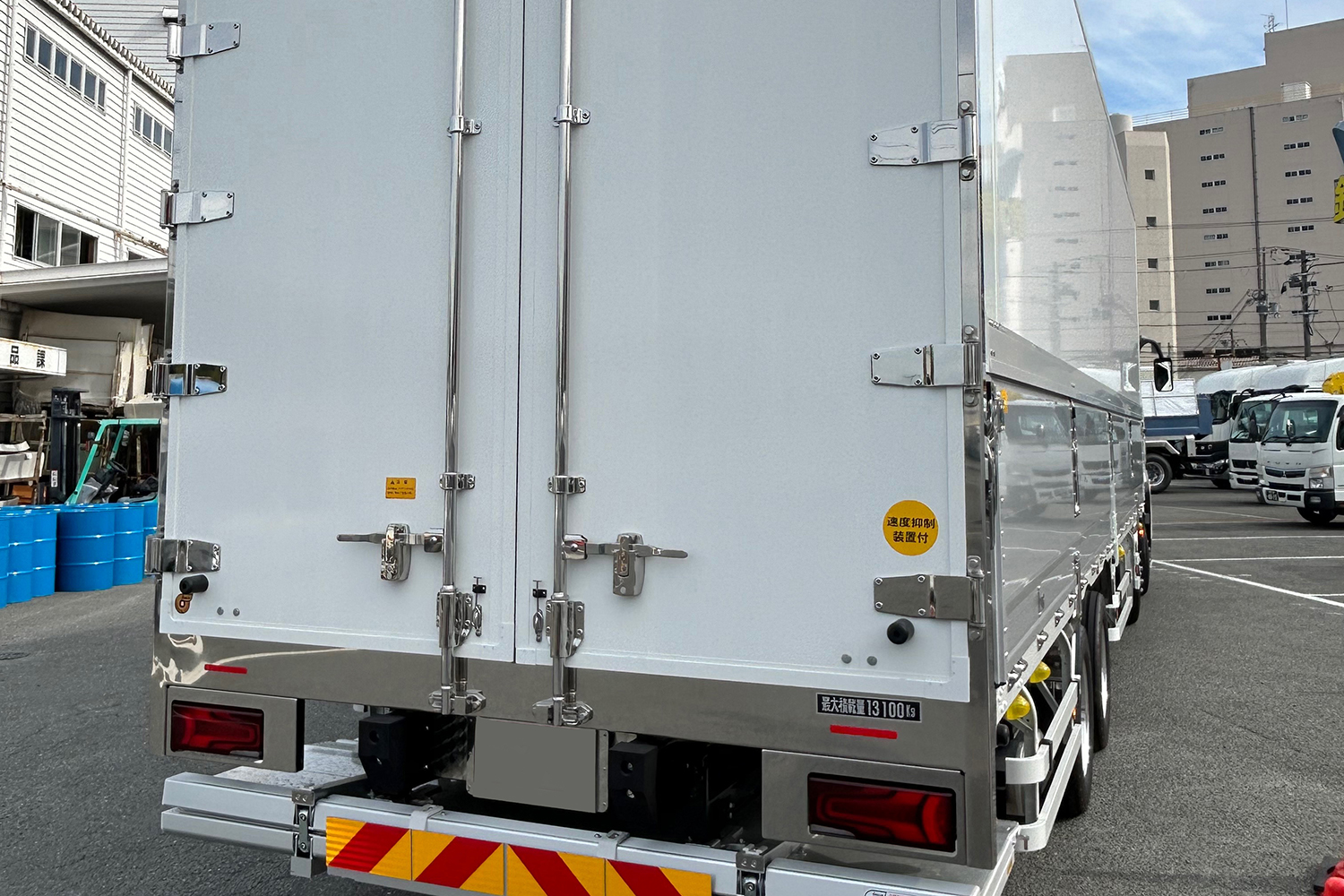 トラックの荷台に秘められた使いやすさを追求した扉やリフトの工夫