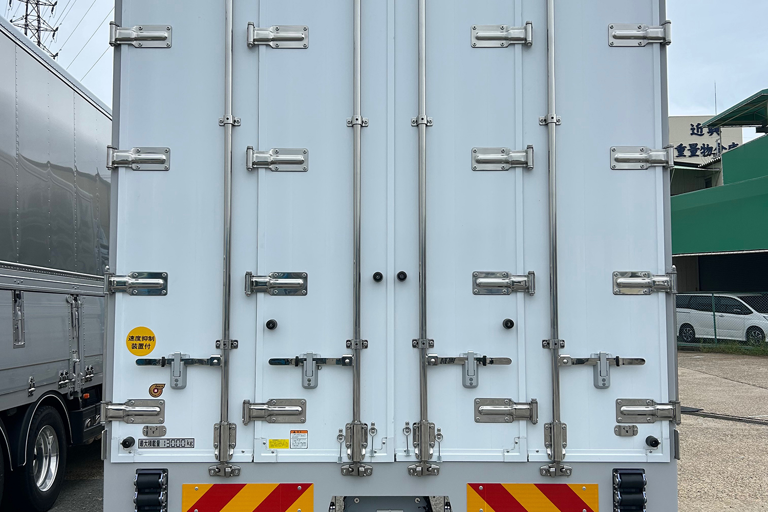 トラックの荷台に秘められた使いやすさを追求した扉やリフトの工夫