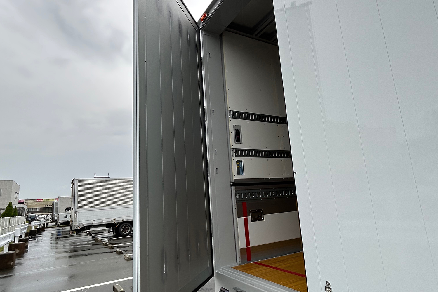 トラックの荷台に秘められた使いやすさを追求した扉やリフトの工夫 〜 画像7