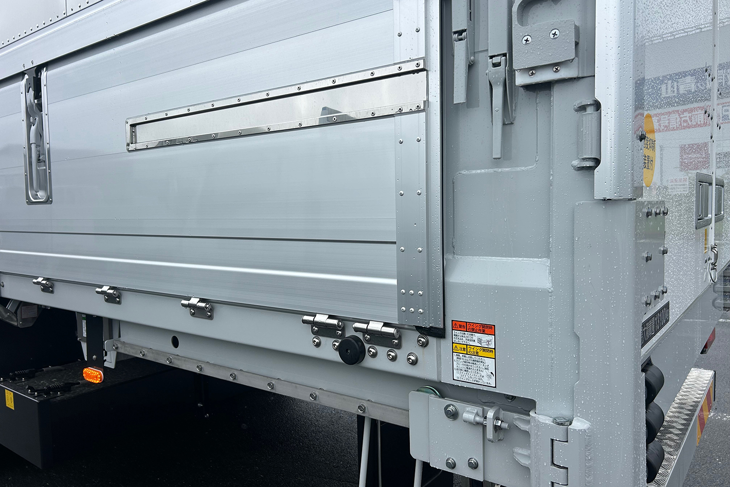 トラックの荷台に秘められた使いやすさを追求した扉やリフトの工夫 〜 画像11